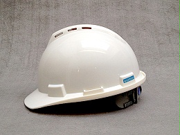 华信安全提醒您ABS安全帽的防护作用的重要性！